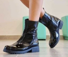 Bota caña alta con cierre