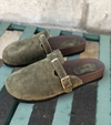 Zueco de gamuza verde