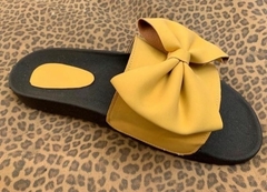 Sandalia moño amarillo