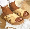 Sandalias entrelazadas amarillas con hebillas