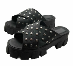 Sandalia base tractor con tachas