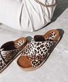 sandalias cruzadas leopardo