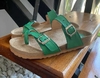 Sandalia tiras con hebilla verde