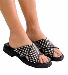 Sandalia cruzada con tachas