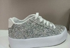 Zapatilla urbana de glitters plateado