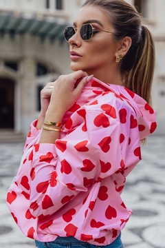 JAQUETA CORTA VENTO FUNDO ROSA DE CORAÇÃO - comprar online