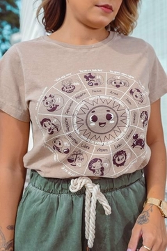 T-SHIRT ESTONADA MENTIRINHAS SIGNOS - AREIA - comprar online