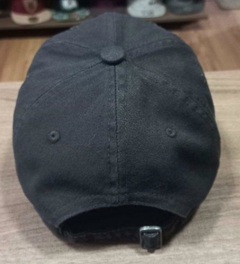 Boné Dad Hat com detalhe laranja na internet