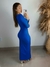 Vestido manga longa com fenda frontal e acessório na internet