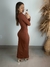 Vestido manga longa com fenda frontal e acessório - loja online