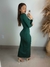 Vestido manga longa com fenda frontal e acessório