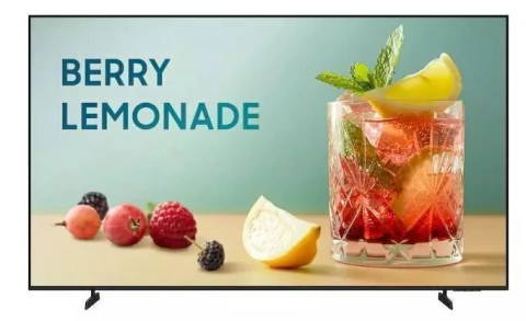 Televisor Samsung Business TV 65 pulgadas UHD mostrando imagen de bebida Berry Lemonade con frutas |PC Hard Store Argentina