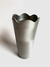 FLORERO METAL ONDA ACABADO PELTRE - comprar online