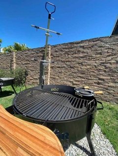 Imagen de FOGONERO Ø80 CM C/PARRILLA + ASADOR + BARRA DE MADERA
