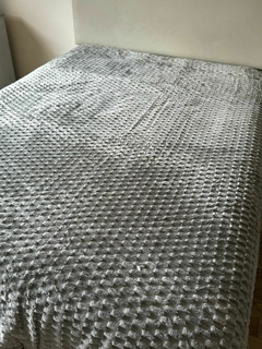 Edredón Jacquard con Corderito Clover Home – Tamaño Queen (230x240 cm) – Gris. COD: 815. en internet