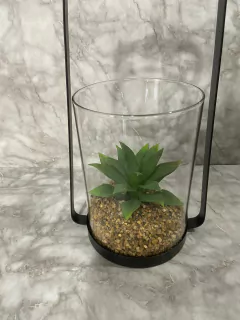 COLGANTE DE HIERRO/VIDRIO CON PLANTA ARTIFICIAL 36CM. COD: 3768. en internet