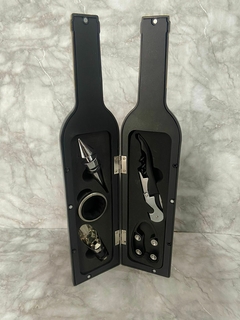 Set de Vino de 5 Piezas en Estuche con Forma de Botella. COD: 1047.