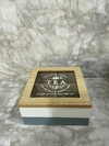 Caja de té cuadrada con visor de vidrio y 4 divisiones - Elegancia y funcionalidad. COD: 3152.