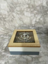 Caja de té cuadrada con visor de vidrio y 4 divisiones - Elegancia y funcionalidad. COD: 3152.