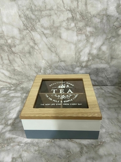 Caja de té cuadrada con visor de vidrio y 4 divisiones - Elegancia y funcionalidad. COD: 3152.