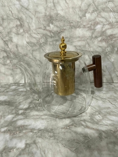 Tetera de Vidrio con Filtro Dorado y Manija de Madera - 1100 ml. COD: 1040.