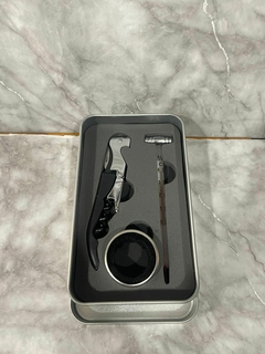 Set de Vino en Caja Metálica con 3 Accesorios - Ideal para Regalo. COD: 1048. - comprar online