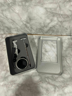 Set de Vino en Caja Metálica con 3 Accesorios - Ideal para Regalo. COD: 1048. en internet