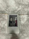 Set de Vino en Caja Metálica con 3 Accesorios - Ideal para Regalo. COD: 1049.