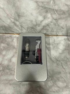 Set de Vino en Caja Metálica con 3 Accesorios - Ideal para Regalo. COD: 1049.