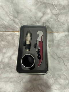 Set de Vino en Caja Metálica con 3 Accesorios - Ideal para Regalo. COD: 1049. - comprar online