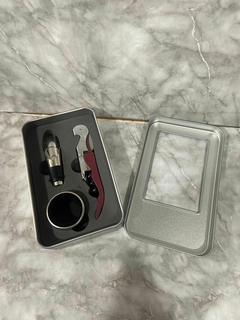 Set de Vino en Caja Metálica con 3 Accesorios - Ideal para Regalo. COD: 1049. en internet