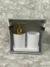 Set de Baño 3 Piezas en Plástico Blanco con Detalles Dorados. COD: 4765.
