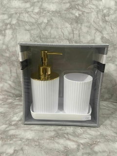 Set de Baño 3 Piezas en Plástico Blanco con Detalles Dorados. COD: 4765.