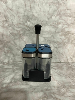 Especiero x4 con Soporte – Frascos de Vidrio con Tapas de Acero y Plástico. COD: 1644.