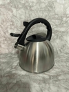 Pava Silbadora de Acero Inoxidable – 2.5L con Mango de Plástico y Botón Levantatapa. COD: 1051.