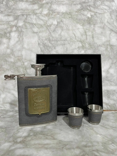 Set de Petaca de Acero Inoxidable con Vasitos y Embudo – Modelos Jack Daniel’s y Negro Mate. COD: 109 y 110. - comprar online