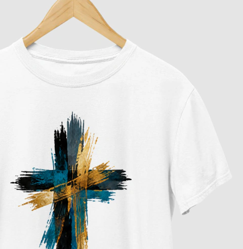 Camiseta masculina branca com estampa centralizada de uma cruz feita com pinceladas expressivas nas cores dourado, azul-petróleo e preto.