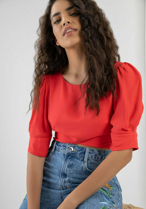 BLUSA CROPPED EM VISCOSE COM FRANZIDO NAS MANGAS LEZ A LEZ FEMININA