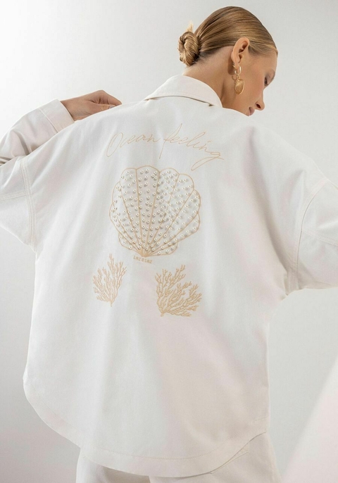 JAQUETA SARJA COM BORDADOS E PEROLAS COSTAS OFF WHITE LEZ A LEZ FEMININA