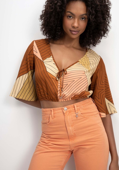 BLUSA CROPPED EM VISCOSE COM MANGA SINO LEZ A LEZ FEMININA