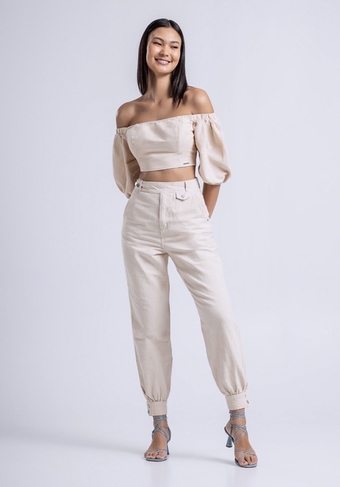CALÇA SARJA SLOUCHY CROPPED COM DETALHE CÓS LEZ A LEZ FEMININA