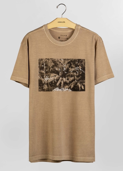 CAMISETA T-SHIRT STONE PANTANAL PAISAGEM CAQUI OSKLEN MASCULINA