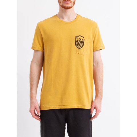 CAMISETA T-SHIRT BOLSO BRASÃO MC AMARELO ESCURO OSKLEN MASCULINO