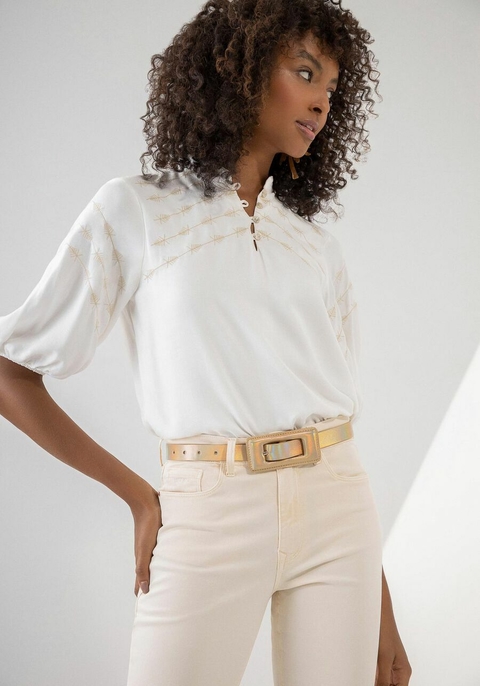 BLUSA GOLA PADRE EM VISCOSE COM BORDADO LEZ A LEZ FEMININA