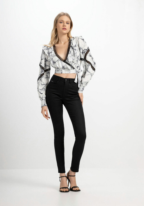 CALÇA SARJA SKINNY PRETA COM CINTURA SUPER ALTA LEZ A LEZ