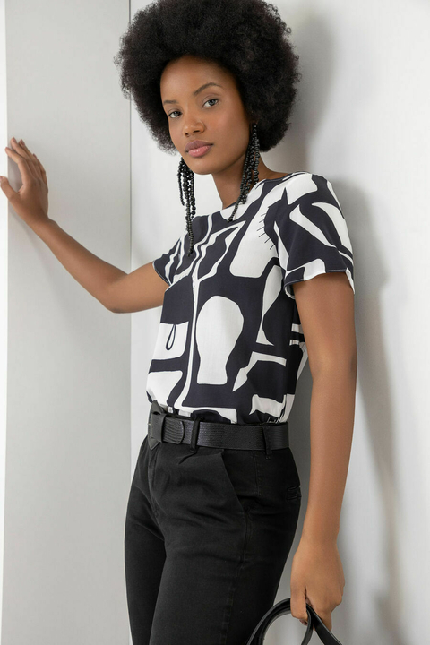 BLUSA MANGA CURTA EM VISCOSE ESTAMPADA LEZ A LEZ FEMININA