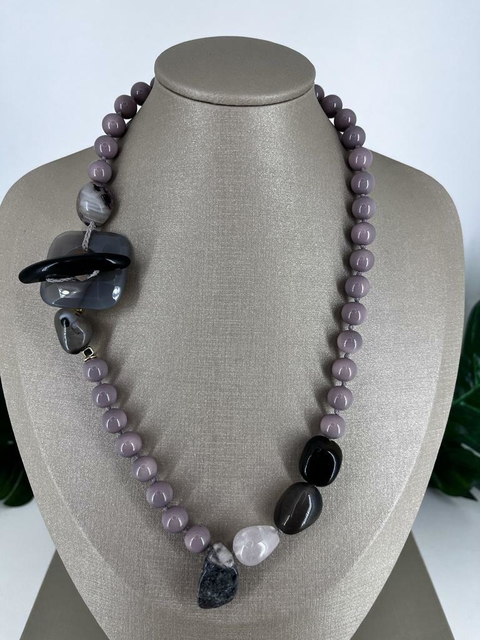 Colar Curto de Murano no Tom Rose, Esferas de 8mm com detalhes e fecho em pedras naturais, Ágatas