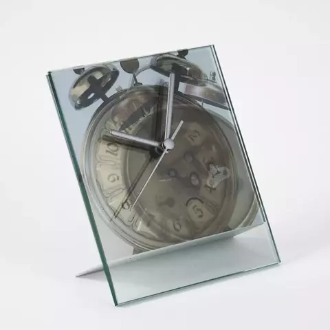 Relógio de mesa analógico da Objeto Ativo, composto por alumínio anodizado e vidro lapidado. Entre os dois tem uma imagem autoral impressa em papel Fine Art, em fibras naturais. A imagem remete a um antigo relógio a corda, criando um contraste fascinante.