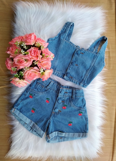 Conjunto jeans juvenil de cropped e shorts cereja