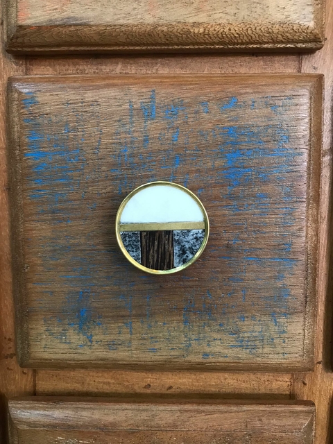 Puxador Mármore Branco/Cinza Madeira e Metal Dourado